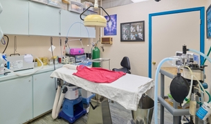 Surgery suite with a surgical table, anesthesia machine and oxygen tank