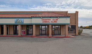 Front entrance of Country Club Animal Clinic in El Paso, Texas